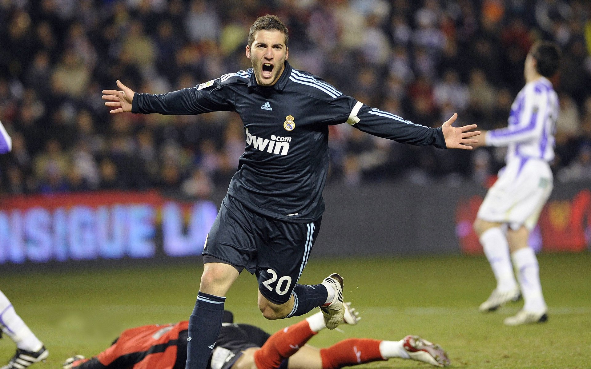 世界杯金球奖得主在欧冠遭严防 一场比赛遭遇13次犯规